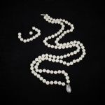 678135 Pearl necklace